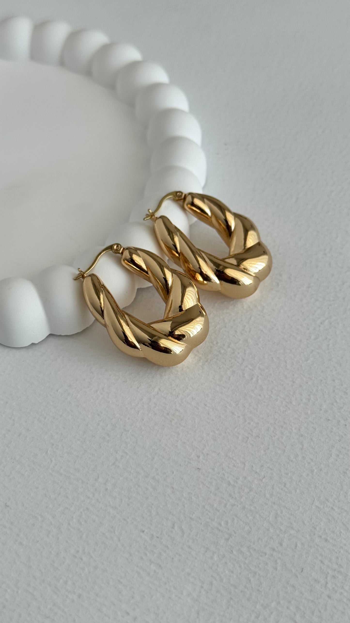 Burgu Oval Tasarım Gold Küpe