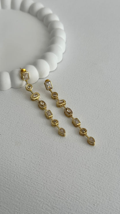 Çoklu Taş Zarafet Gold Küpe