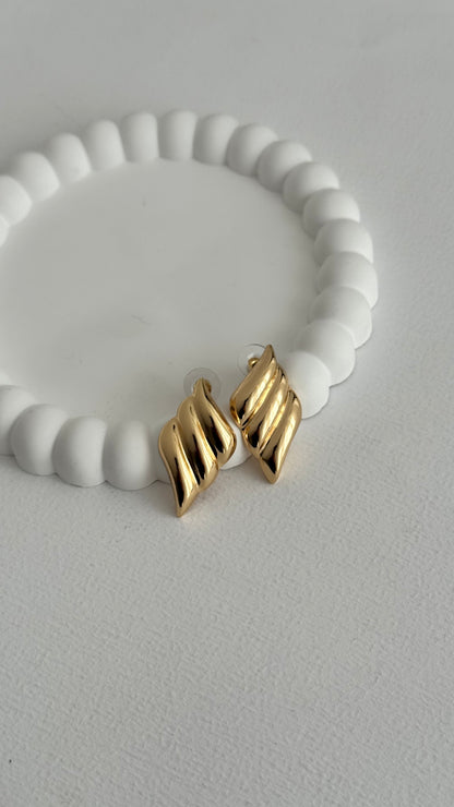 Özel Seri Dalga Form Gold Küpe