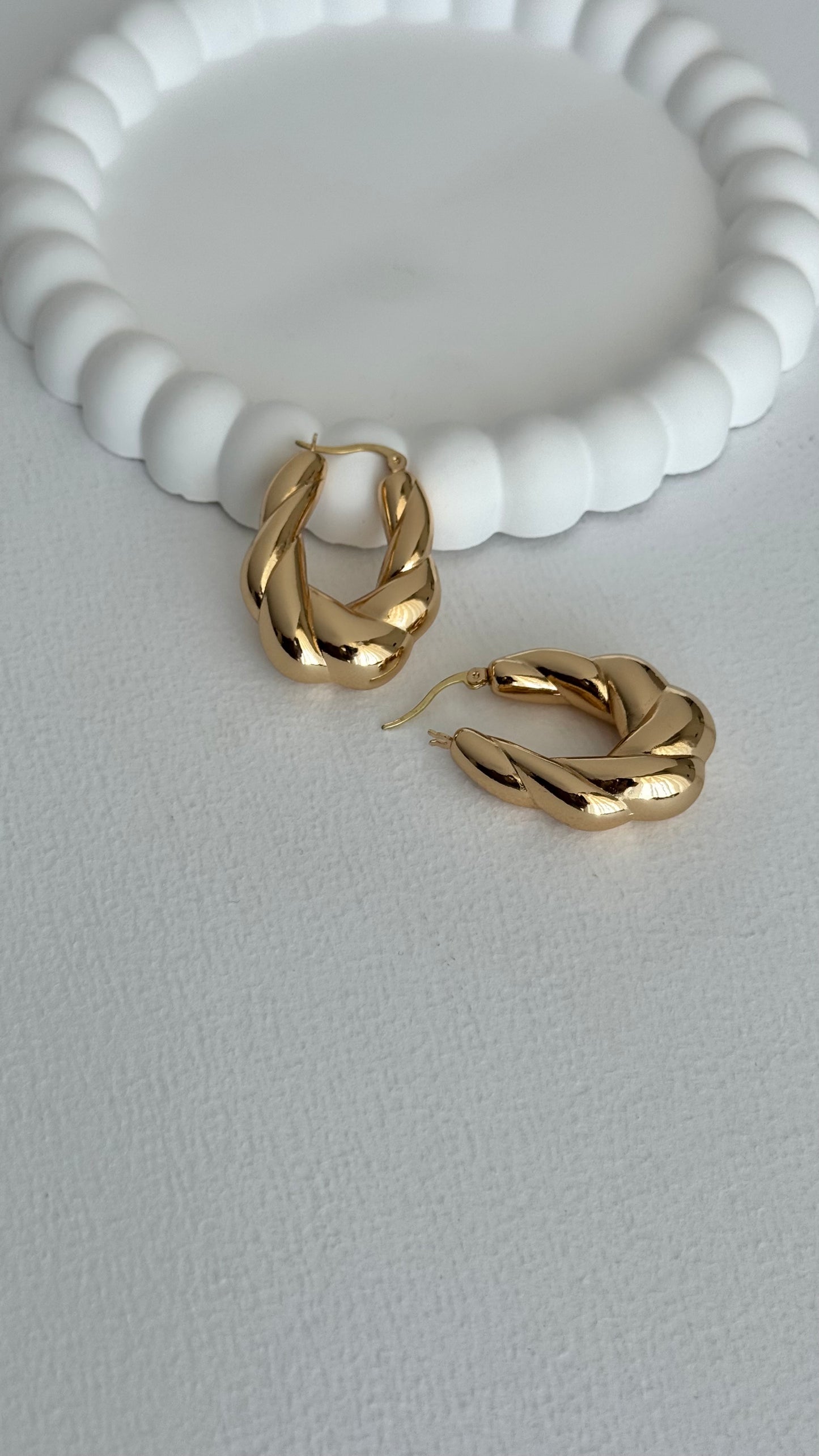 Burgu Oval Tasarım Gold Küpe