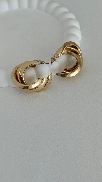 Geometrik Üçlü Kıvrım Gold Küpe ￼