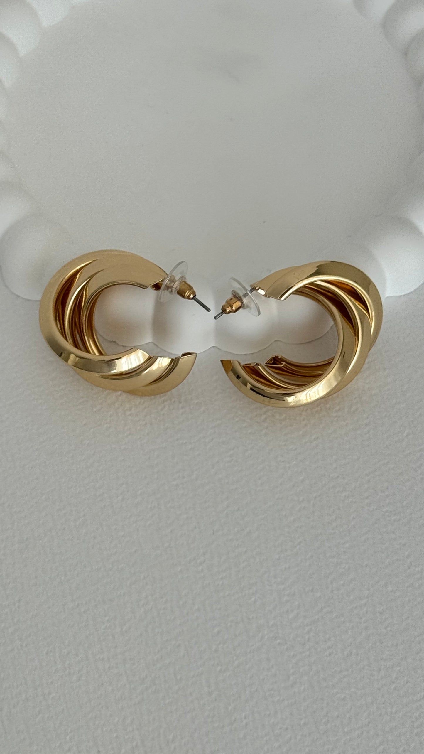 Geometrik Üçlü Kıvrım Gold Küpe ￼