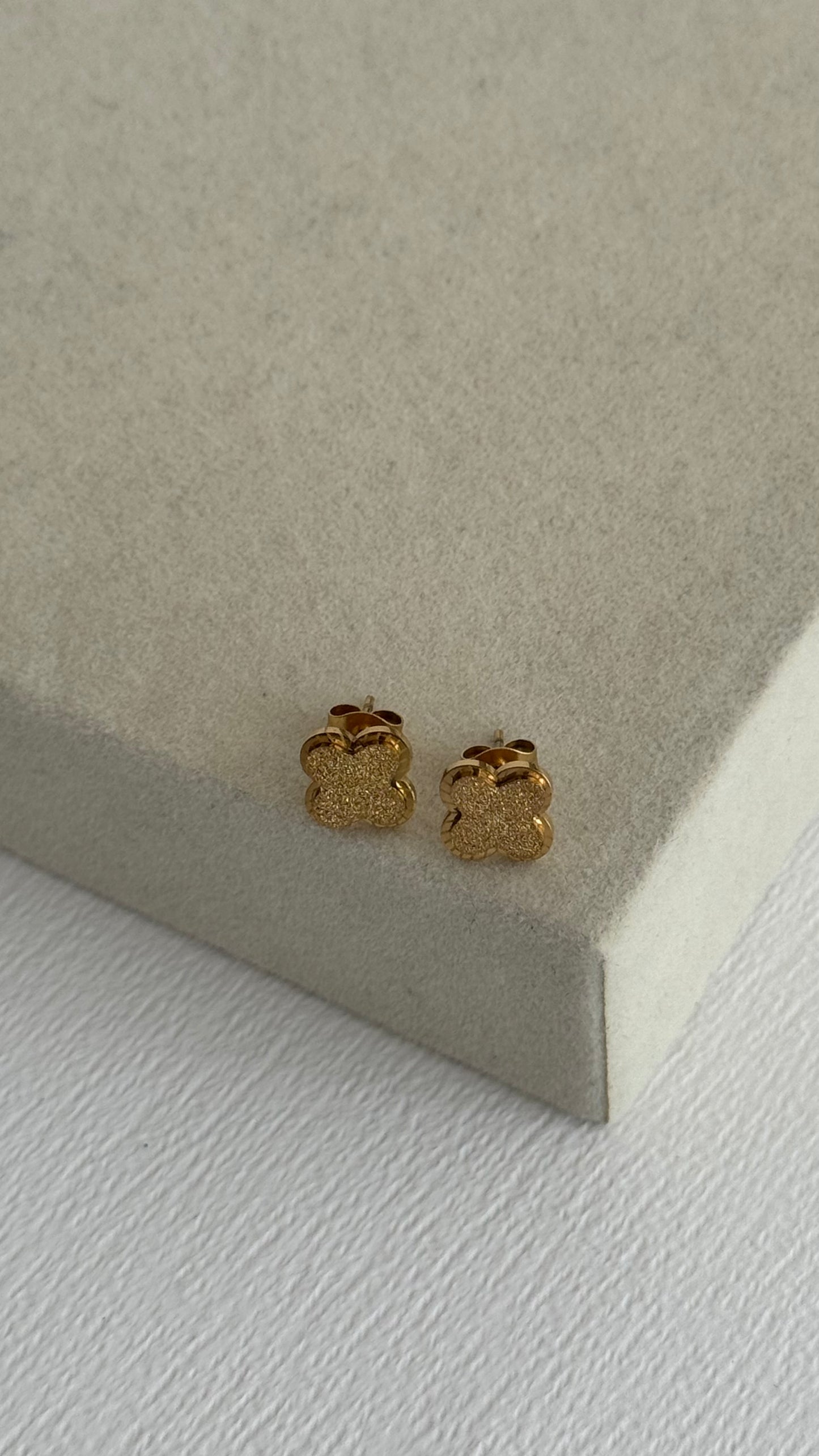 Işıltılı Çiçek Gold Küpe