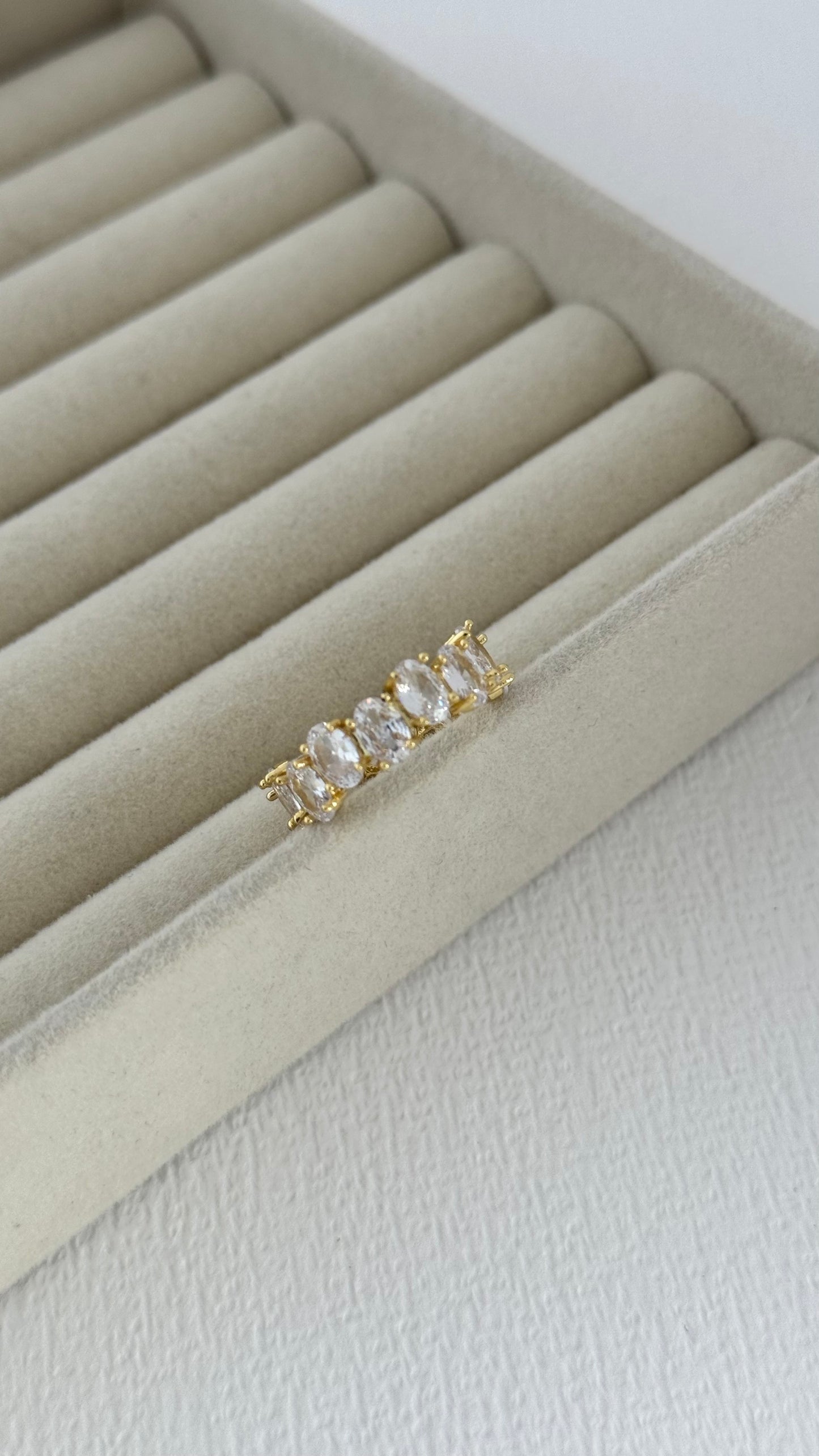 Baget Taşlı Oval Tasarım Ayarlanabilir Gold Yüzük