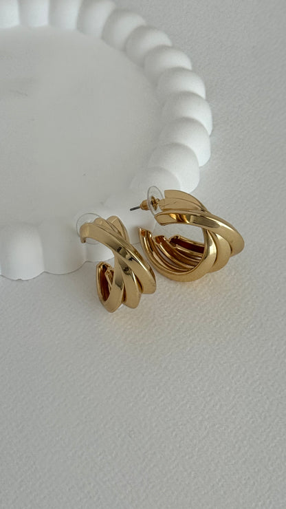 Geometrik Üçlü Kıvrım Gold Küpe ￼