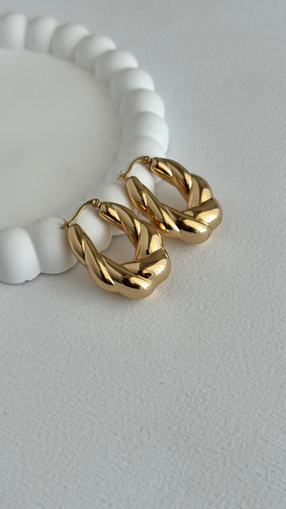 Burgu Oval Tasarım Gold Küpe