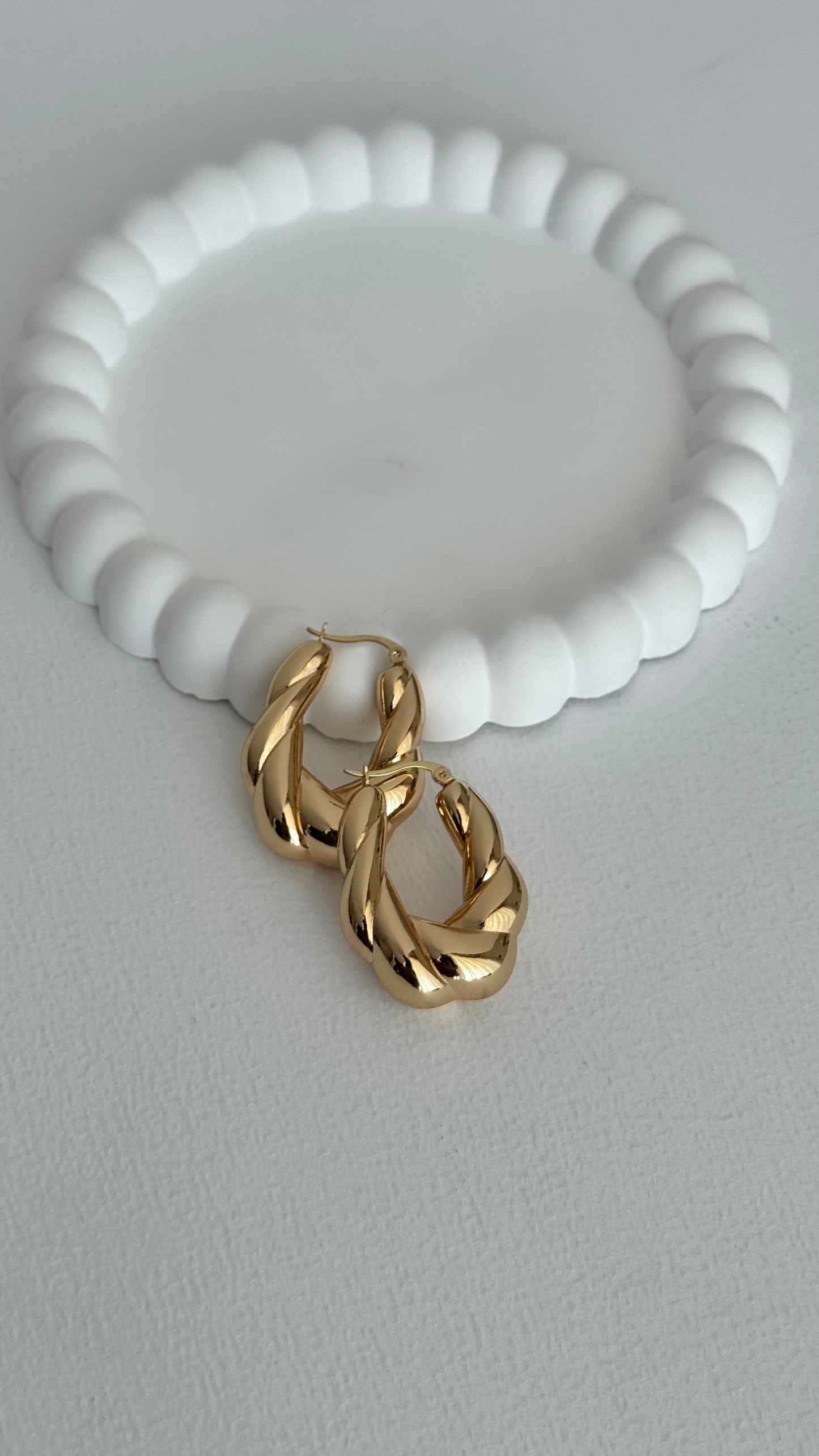 Burgu Oval Tasarım Gold Küpe