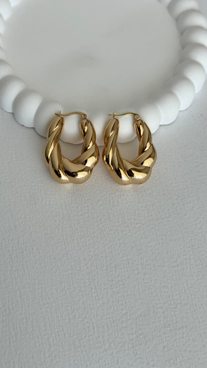 Burgu Oval Tasarım Gold Küpe
